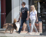 EXKLUSIV - Schwangere Amanda Seyfried spaziert mit Mann Thomas durch Hollywood