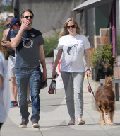EXKLUSIV - Schwangere Amanda Seyfried spaziert mit Mann Thomas durch Hollywood
