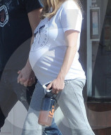 EXKLUSIV - Schwangere Amanda Seyfried spaziert mit Mann Thomas durch Hollywood
