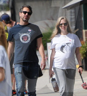 EXKLUSIV - Schwangere Amanda Seyfried spaziert mit Mann Thomas durch Hollywood