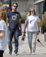 EXKLUSIV - Schwangere Amanda Seyfried spaziert mit Mann Thomas durch Hollywood
