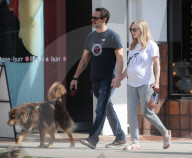 EXKLUSIV - Schwangere Amanda Seyfried spaziert mit Mann Thomas durch Hollywood