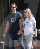 EXKLUSIV - Schwangere Amanda Seyfried spaziert mit Mann Thomas durch Hollywood