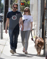 EXKLUSIV - Schwangere Amanda Seyfried spaziert mit Mann Thomas durch Hollywood