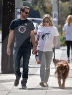 EXKLUSIV - Schwangere Amanda Seyfried spaziert mit Mann Thomas durch Hollywood