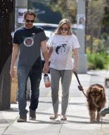 EXKLUSIV - Schwangere Amanda Seyfried spaziert mit Mann Thomas durch Hollywood