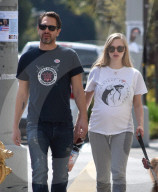 EXKLUSIV - Schwangere Amanda Seyfried spaziert mit Mann Thomas durch Hollywood