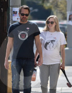 EXKLUSIV - Schwangere Amanda Seyfried spaziert mit Mann Thomas durch Hollywood