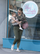 PEOPLE - Molly Sims schleppt den Nachwuchs durch Los Angeles