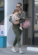 PEOPLE - Molly Sims schleppt den Nachwuchs durch Los Angeles