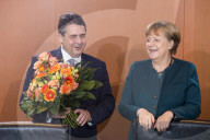 NEWS - Berlin: Blumige  Kabinettssitzung mit Angela Merkel & Co.