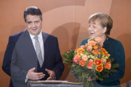 NEWS - Berlin: Blumige  Kabinettssitzung mit Angela Merkel & Co.