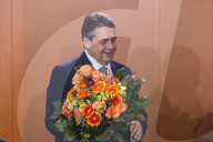 NEWS - Berlin: Blumige  Kabinettssitzung mit Angela Merkel & Co.