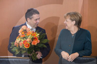NEWS - Berlin: Blumige  Kabinettssitzung mit Angela Merkel & Co.