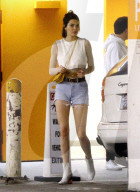 PEOPLE - Kendall Jenner trägt Hot Pants zum shoppen