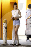 PEOPLE - Kendall Jenner trägt Hot Pants zum shoppen