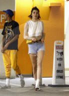 PEOPLE - Kendall Jenner trägt Hot Pants zum shoppen
