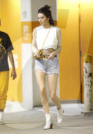 PEOPLE - Kendall Jenner trägt Hot Pants zum shoppen