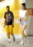 PEOPLE - Kendall Jenner trägt Hot Pants zum shoppen