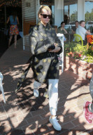 PEOPLE - Sofia Richie im übergrossen Mantel unterwegs in Hollywood