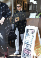 PEOPLE - Sofia Richie im übergrossen Mantel unterwegs in Hollywood