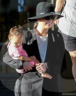 PEOPLE - Eine junge Familie geht shoppen: Chrissy Teigen und John Legend mit Baby Luna unterwegs