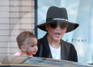 PEOPLE - Eine junge Familie geht shoppen: Chrissy Teigen und John Legend mit Baby Luna unterwegs