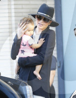 PEOPLE - Eine junge Familie geht shoppen: Chrissy Teigen und John Legend mit Baby Luna unterwegs