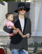 PEOPLE - Eine junge Familie geht shoppen: Chrissy Teigen und John Legend mit Baby Luna unterwegs
