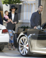 PEOPLE - Eine junge Familie geht shoppen: Chrissy Teigen und John Legend mit Baby Luna unterwegs