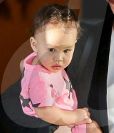 PEOPLE - Eine junge Familie geht shoppen: Chrissy Teigen und John Legend mit Baby Luna unterwegs