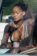 PEOPLE - Rihanna im knappen Bikini am Pool in Miami Beach
