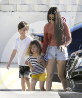 PEOPLE - Kurz und knapp: Kourtney Kardashian in Shorts unterwegs mit ihren Kindern