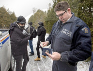 NEWS - Asylsuchende versuchen die Grenze bei Quebec zu überqueren