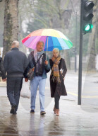 PEOPLE - Annie Lennox spaziert mit ihrem Ehemann durch London