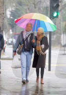 PEOPLE - Annie Lennox spaziert mit ihrem Ehemann durch London