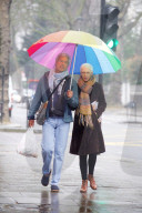 PEOPLE - Annie Lennox spaziert mit ihrem Ehemann durch London