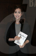 PEOPLE - Lily Collings signiert ihr Buch "Unfiltered" bei Barnes and Noble Book
