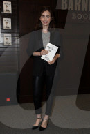 PEOPLE - Lily Collings signiert ihr Buch "Unfiltered" bei Barnes and Noble Book