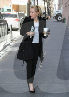 PEOPLE - Gillian Anderson nimmt den Kaffee gleich mit in die TV Show "The View"