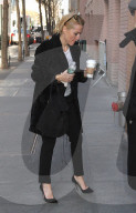 PEOPLE - Gillian Anderson nimmt den Kaffee gleich mit in die TV Show "The View"