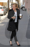 PEOPLE - Gillian Anderson nimmt den Kaffee gleich mit in die TV Show "The View"
