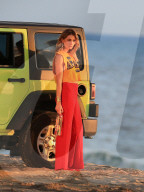 EXKLUSIV - Mischa Barton posiert für ein Fotoshooting am Strand von Malibu
