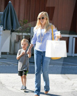 PEOPLE - Händchenhalten mit Mama: Reese Witherspoon und Sohn  Tennessee
