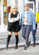 PEOPLE - Lottie Moss geniesst mit Freunden einen Drink im Bluebird in Chelsea