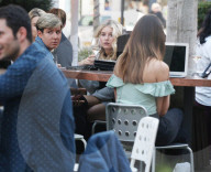 PEOPLE - Lottie Moss geniesst mit Freunden einen Drink im Bluebird in Chelsea