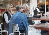 PEOPLE - Lottie Moss geniesst mit Freunden einen Drink im Bluebird in Chelsea