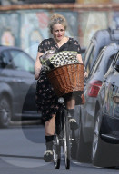 PEOPLE - Helena Bonham Carter radelt durch Nord-London
