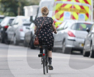PEOPLE - Helena Bonham Carter radelt durch Nord-London