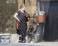 PEOPLE - Helena Bonham Carter radelt durch Nord-London